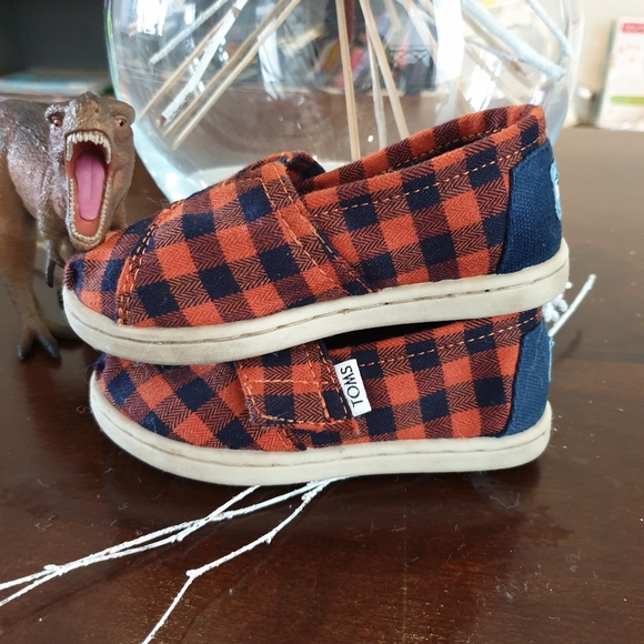 ๐ Toms Black Red Checkered Velcro Toddler Shoes - Picture 3 of 7